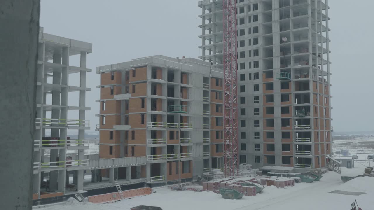edificio de apartamentos en construcción en invierno