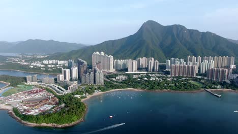 vista aérea del área de hong kong wu kai sha con un moderno complejo de edificios residenciales y la bahía abierta del puerto de tolo