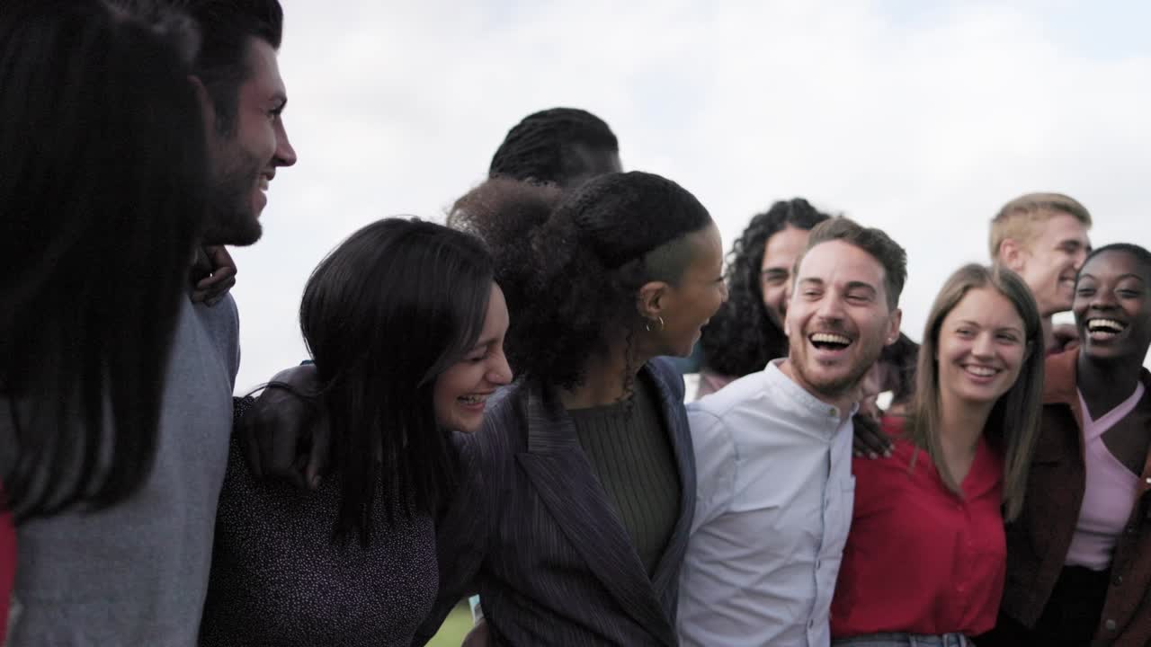 grupo de amigos jóvenes y multiétnicos que se divierten al aire libre - concepto de estilo de vida de personas auténticas