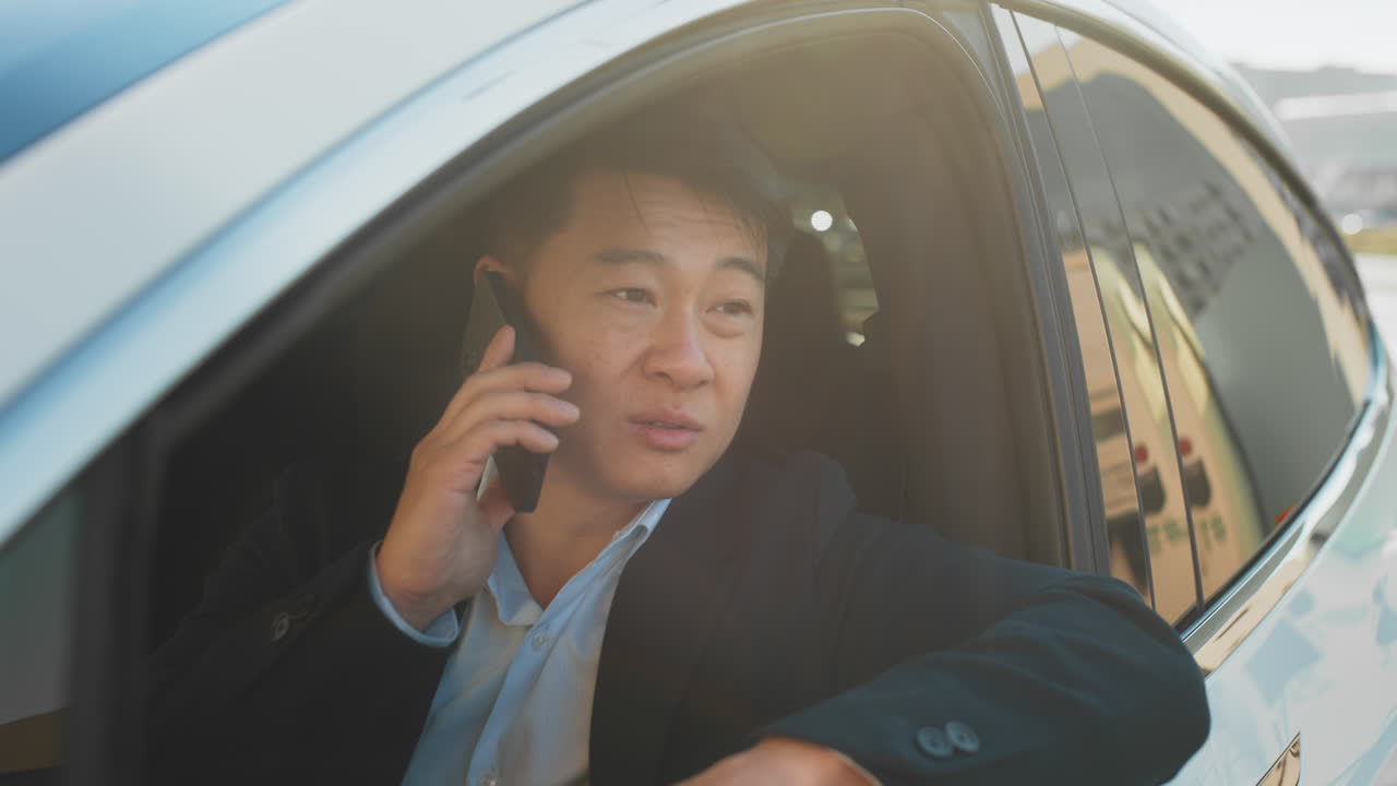 운전 중 전화 를 하는 사업가