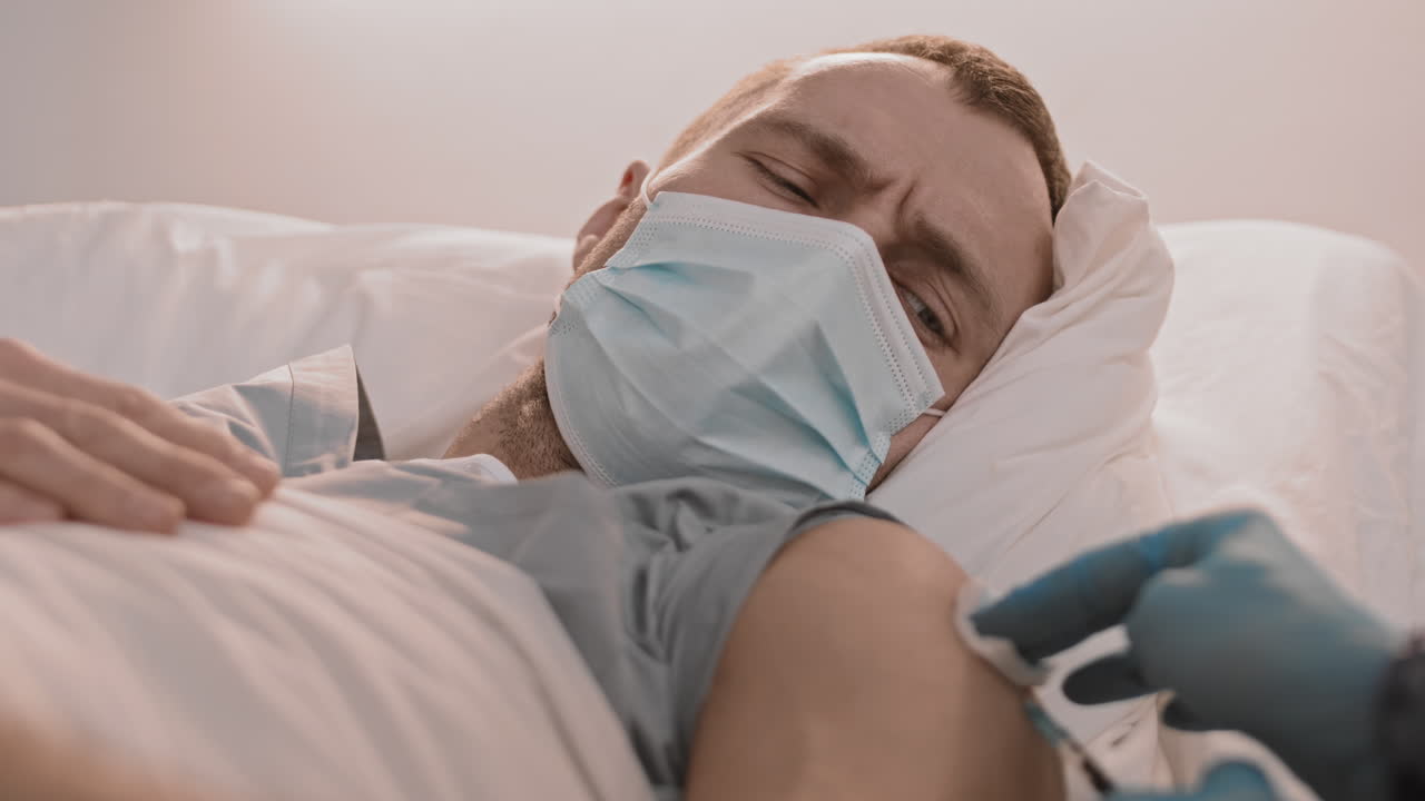 dar una inyección de vacuna a un paciente masculino