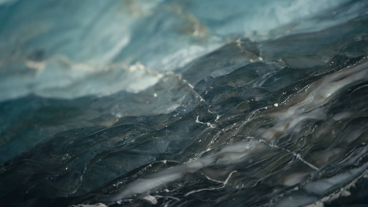 techo de cueva de hielo azul con grietas abstractas y rack de enfoque de nieve cayendo