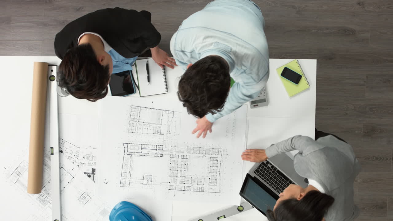 su trabajo está construido sobre un terreno sólido