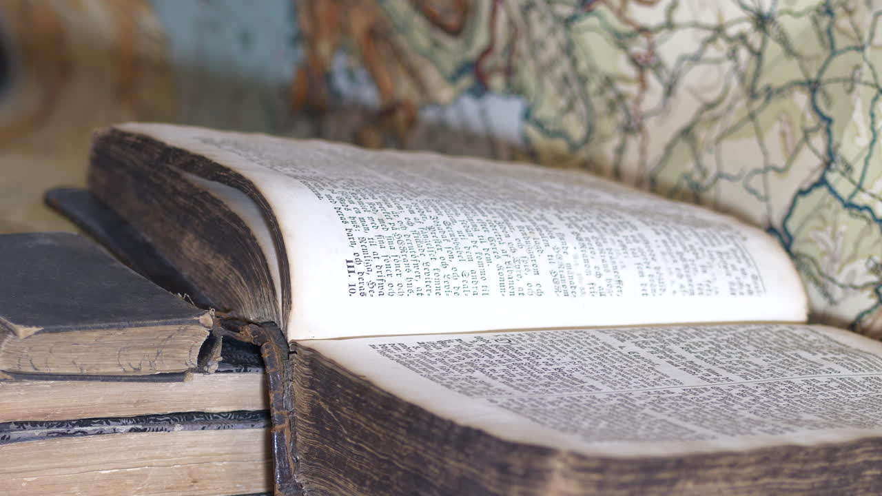 tiro evocador del viejo libro abierto y mapa