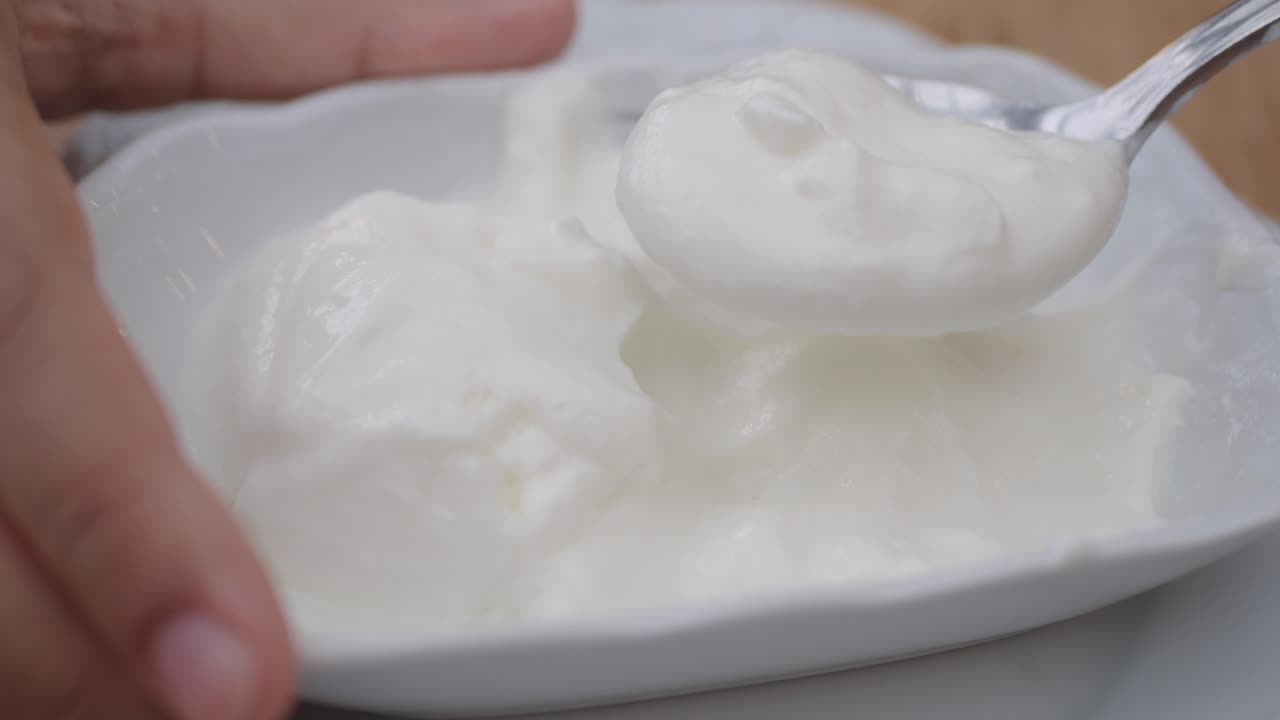 요구르트를 먹는 것