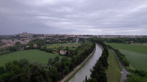 Serenidad-Aérea,-El-Majestuoso-Río-Aude-Que-Atraviesa-Narbona