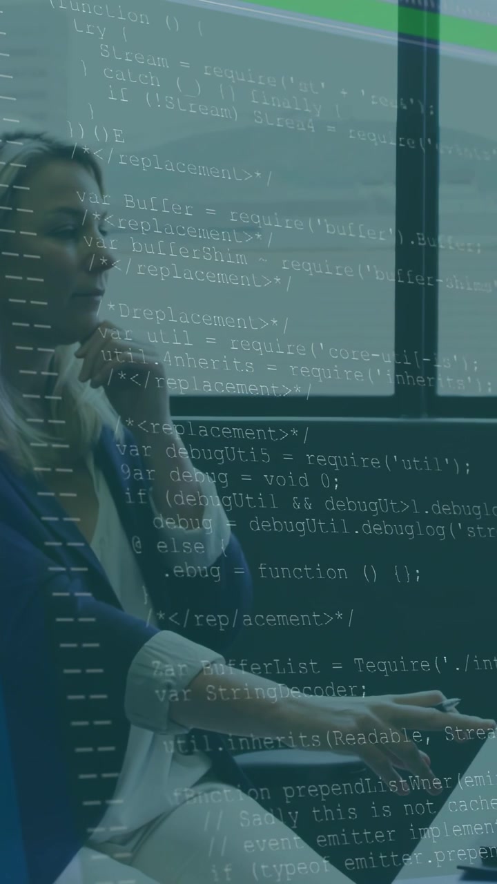 Vertikal video: Kvinne i blå blazer pauser og skriver på kontoret, med kodelag over laptop-skjermen og plass til tekst.