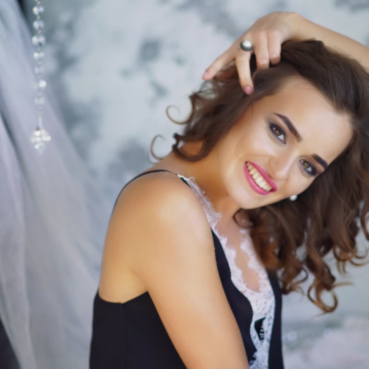Bella donna bruna snella in posa sul pavimento