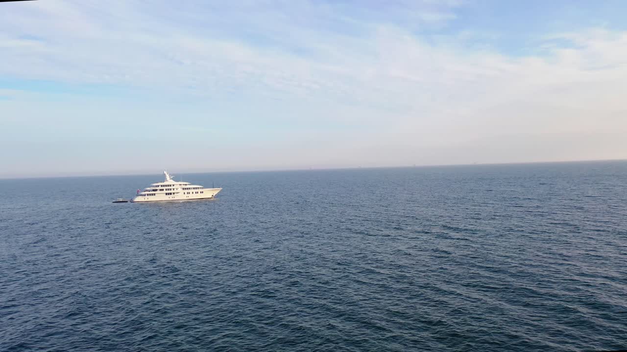 Veduta aerea di un grande yacht privato bianco che naviga in alto mare 1
