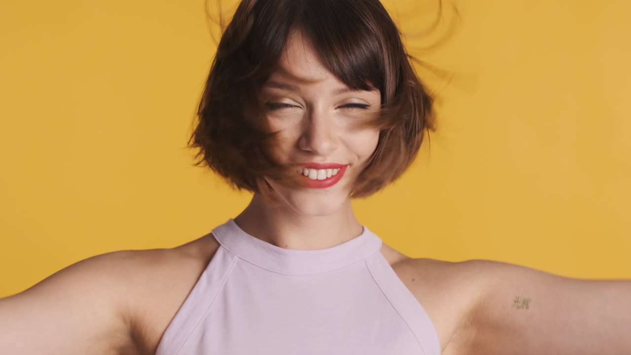 una mujer joven jugando con su cabello.
