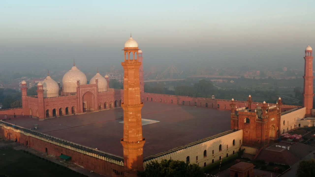 Mezquita del Emperador vacía cerca del Parque del Fuerte de Lahore