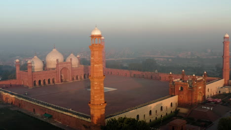 Mezquita-Vacía-Del-Emperador-Cerca-Del-Parque-Del-Fuerte-De-Lahore