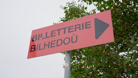 Close-up-shot:-Sign-"Billetterie"-in-French-indicates-ticket-availability