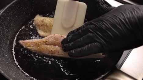 freír pescado en una sartén