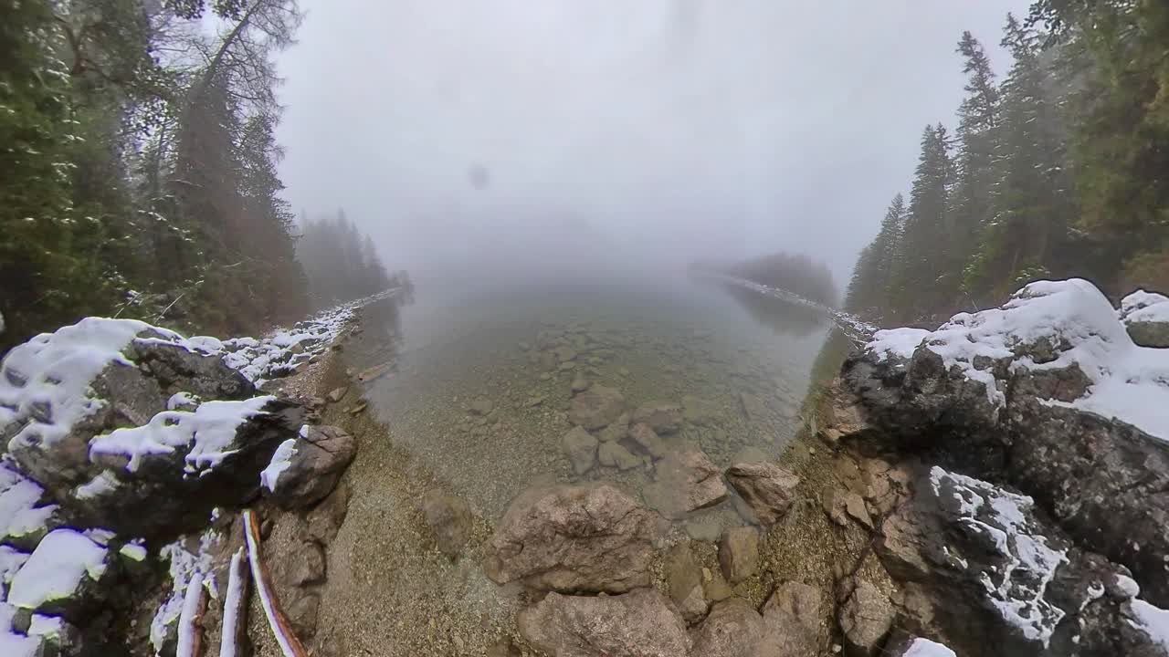 Mattina di nebbia magica sul lago Eibsee in Germania.