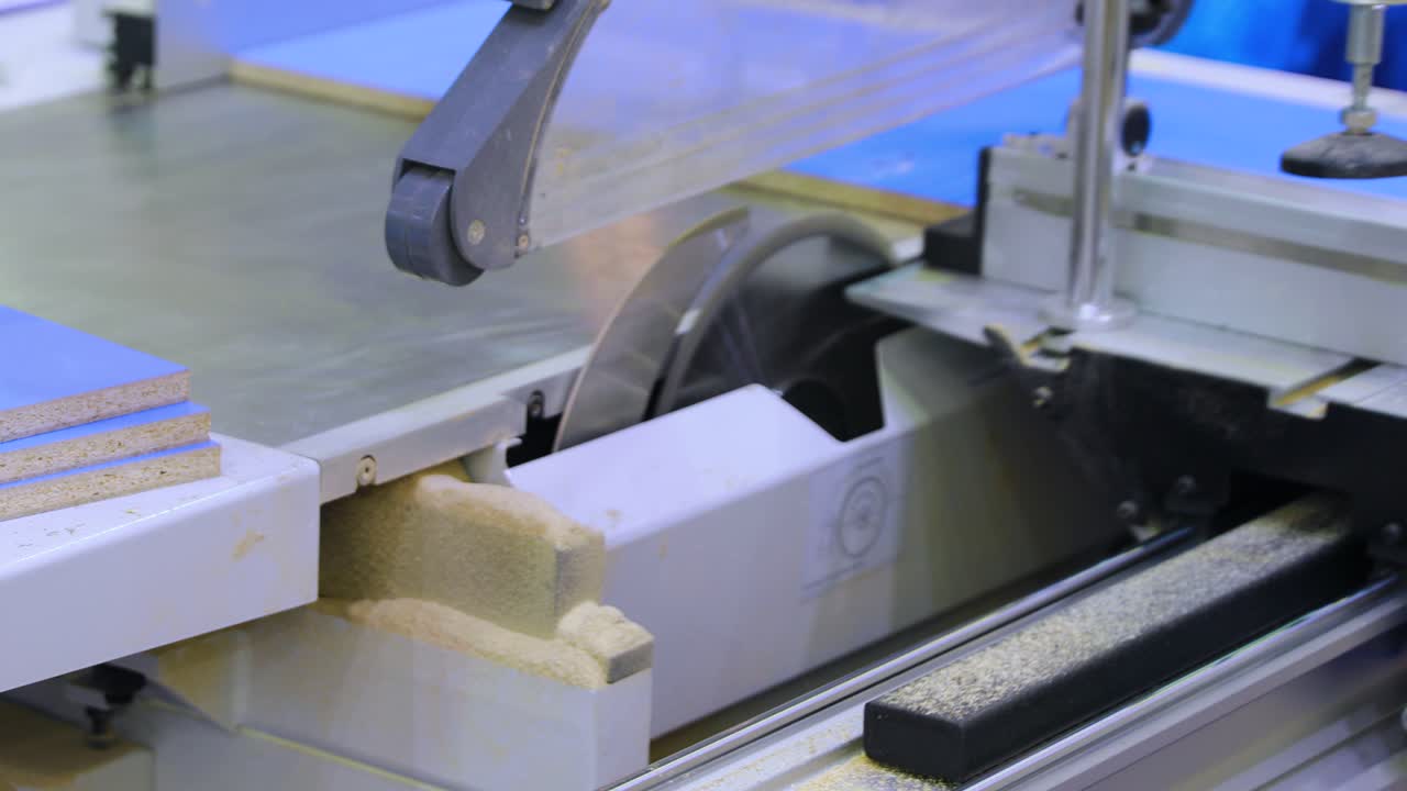 목공 노동자가 목재 절단 기계를 작동합니다. cnc 목재 가공 목재 가공 기계, 산업에서 현대 기술.