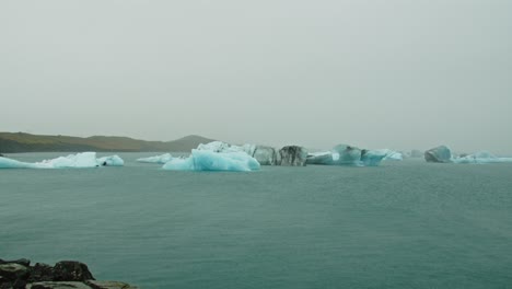 Zeitraffer-Von-Eisbergen-Und-Eisgletschern-Am-Jökulsarlon-See-In-Island