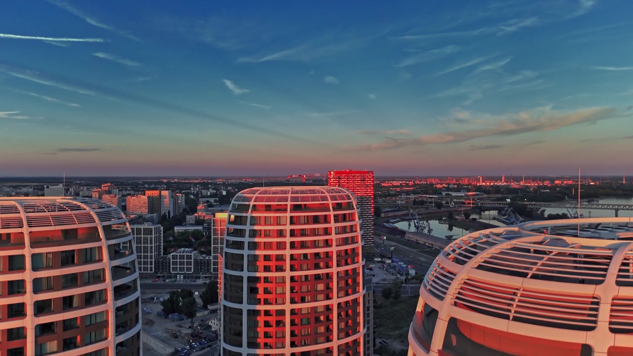 Vista de edifícios modernos em Bratislava durante o pôr do sol