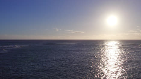 Starten-Sie-Schnell-Vom-Strand-Und-Fahren-Sie-über-Das-Wasser,-Um-Die-Spiegelung-Der-Sonne-über-Dem-Wasser-Vor-Sonnenuntergang-Im-Pazifischen-Ozean-Zu-Verfolgen