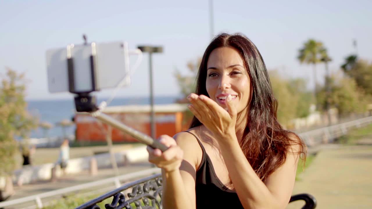 joven atractiva soplando un beso