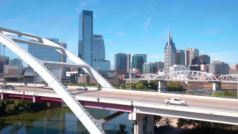 Dron-Con-Vista-Al-Centro-De-Nashville,-Puente-Korean-Veterans-Blvd,-Tennesse