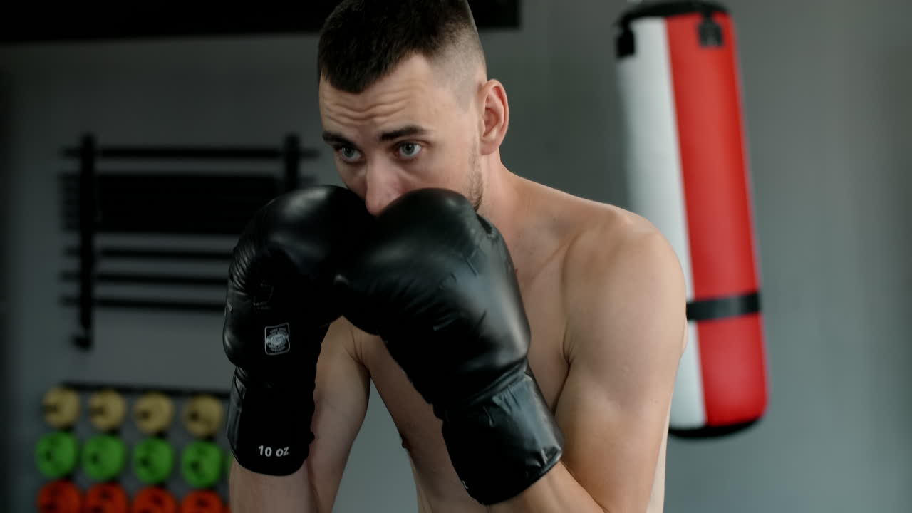 체육관에서 남자 권투 훈련