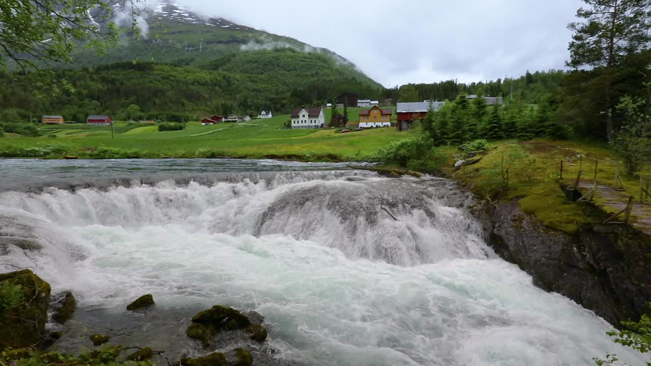 el lago lovatnet es una naturaleza hermosa de noruega.