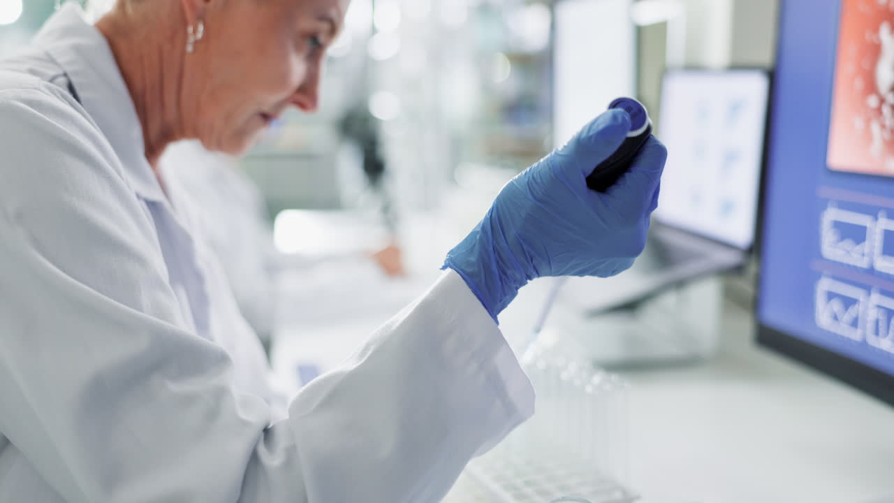 Scienziato che lavora in un laboratorio