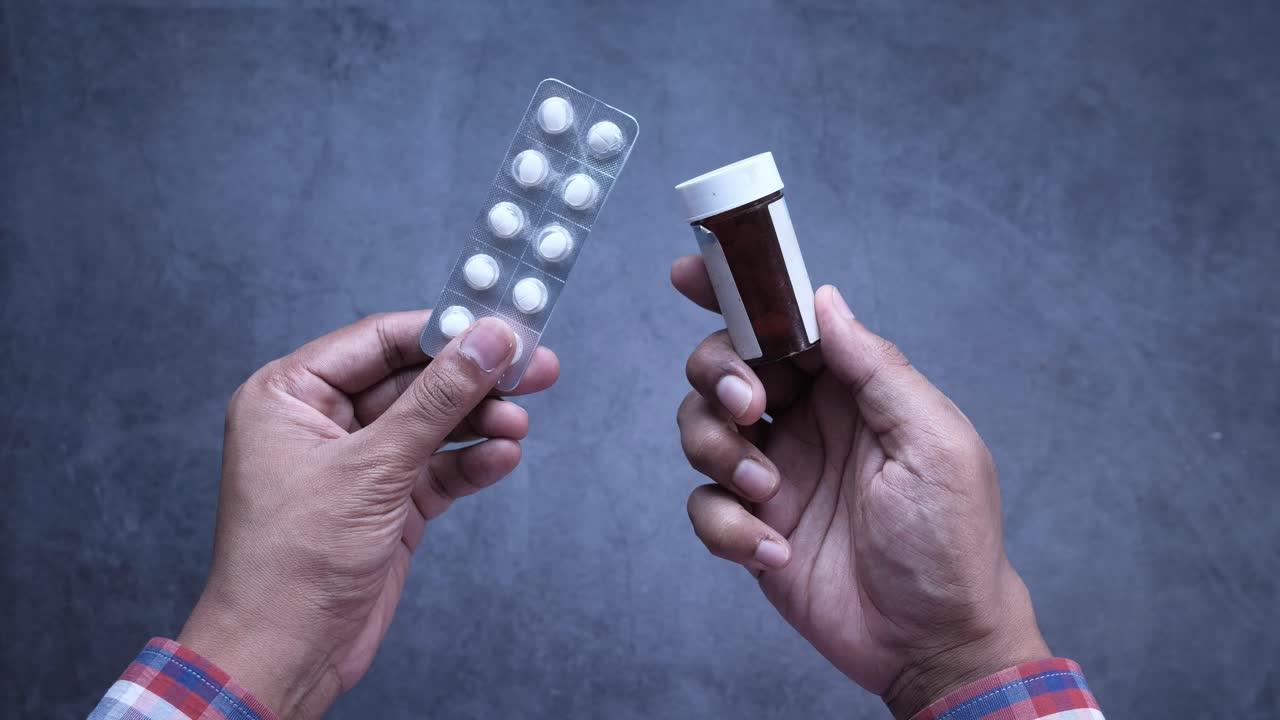 손은 약과 약병을 들고 있습니다.