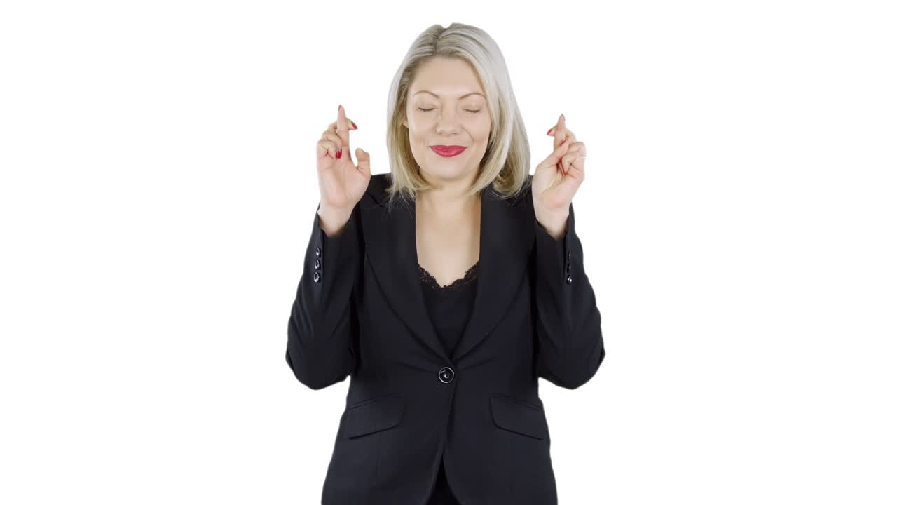 привлекательная светловолосая женщина скрещивает пальцы, жестикулируя на удачу и надежду