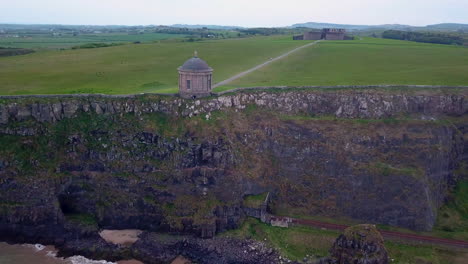 Reveladora-Toma-De-Drones-Del-Templo-Mussenden-Ubicado-En-Acantilados-Cerca-De-Castlerock-En-El-Condado-De-Londonderry,-En-Irlanda-Del-Norte