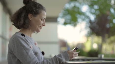 Mujer-Madura-Sonriente-Con-Tarjeta-De-Crédito-Y-Teléfono-Inteligente.