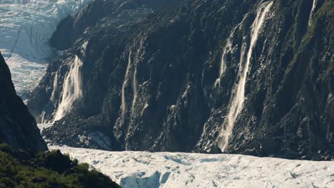 Cascadas-De-Hielo-Que-Se-Derriten-Desde-Los-Acantilados-Sobre-La-Boca-Del-Glaciar-En-El-Desierto-De-Alaska,-Toma-De-Fotograma-Completo-En-Cámara-Lenta-Cinematográfica