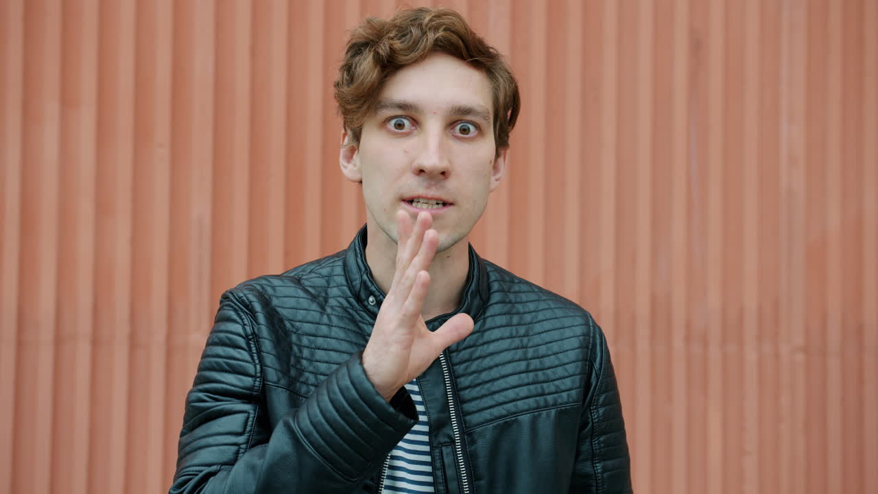 다른 감정을 표현하는 남자