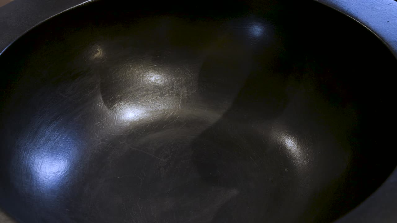 rociar polvo en una bañera de preparación para un refrescante baño de pies en el salón de belleza