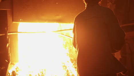trabajador metálico en un horno