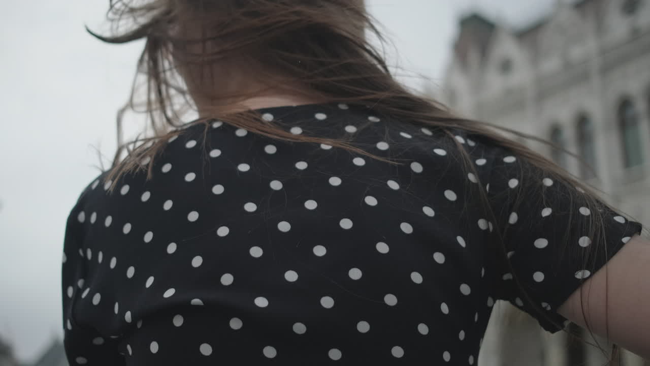 женщина наслаждается будапештским парламентом