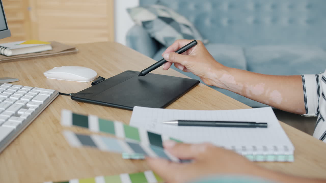 작업 중인 그래픽 디자이너