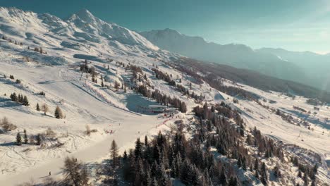 hermosas pistas de esquí en la ladera nevada, vista aérea soleada