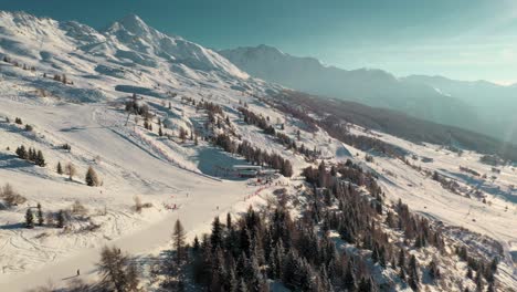 美麗的滑雪場斜坡在雪山邊,陽光充<unk>的空中景色