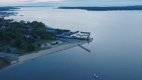 Toma-Aérea-De-Drones-De-Orient-Greenport-North-Fork-Long-Island-Nueva-York-Antes-Del-Amanecer-Con-Ferry-Y-Casas