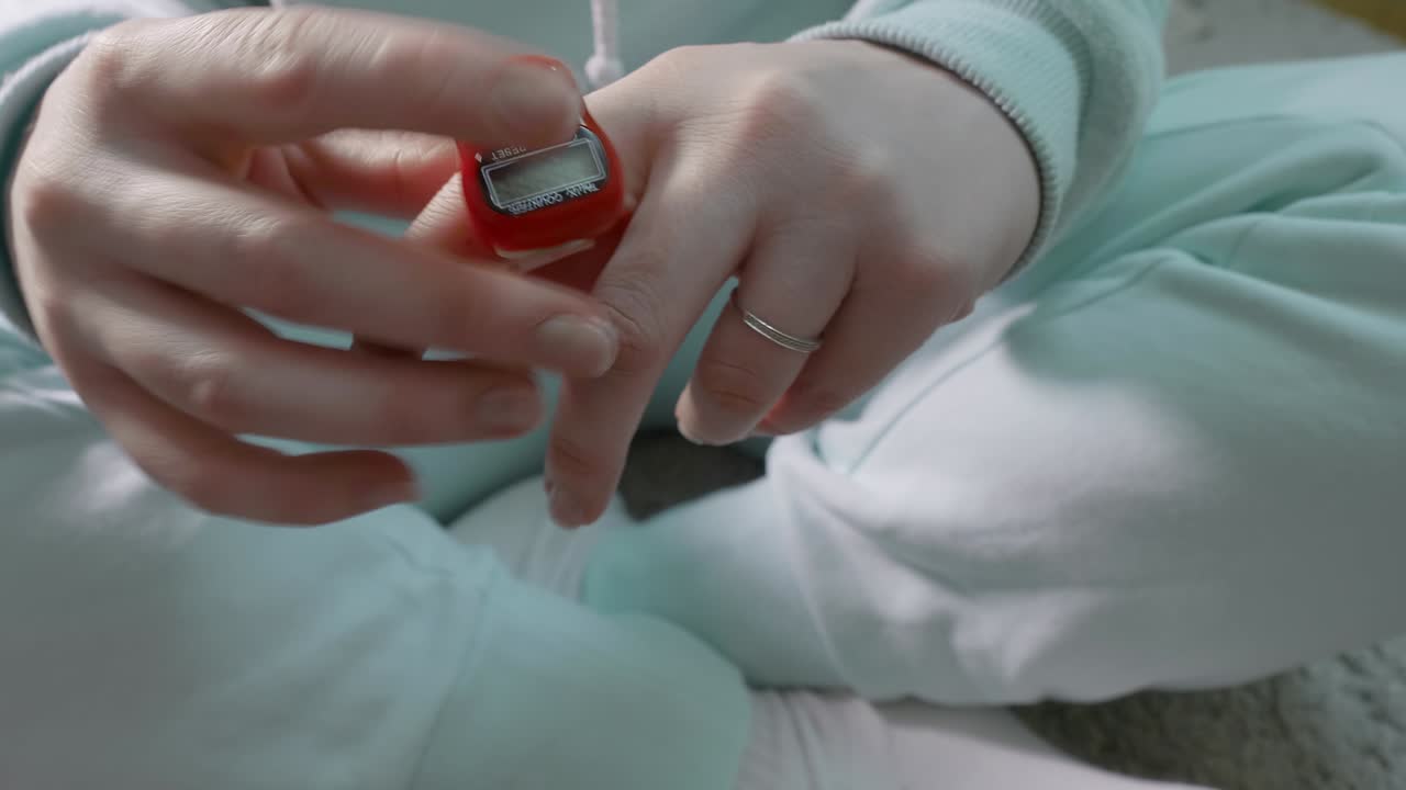 여성의 손은 손가락에 카운터를 고 여성은 새로운 특이한 반지를 보여줍니다.