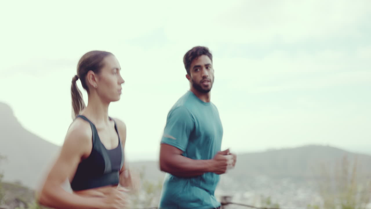 Sport, montagna e coppia che corre su un sentiero