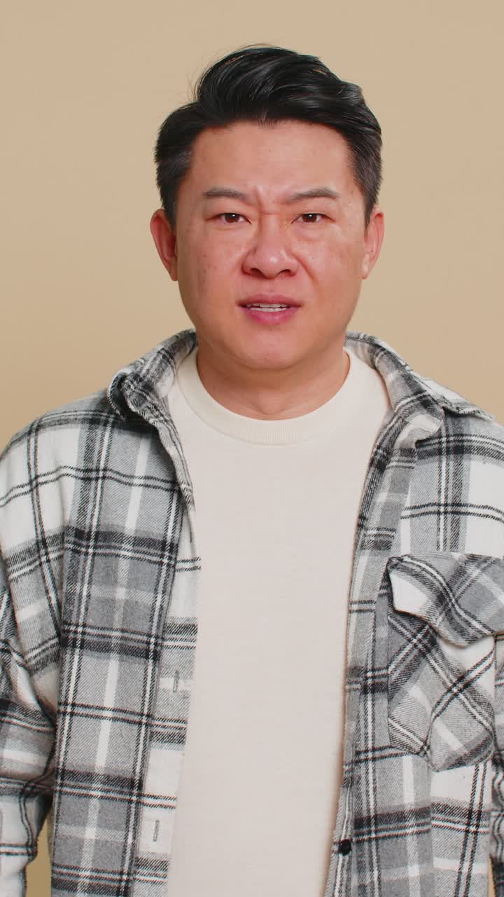 irritado enojado hombre maduro asiático grita de estrés problemas de tensión choque rabia pelea nerviosa