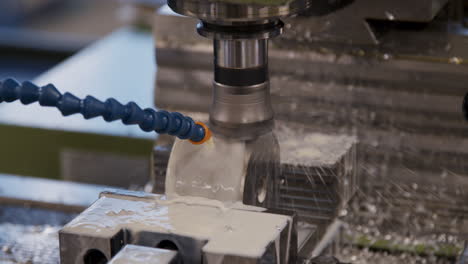 una máquina cnc de hilado que corta un cilindro húmedo de aluminio