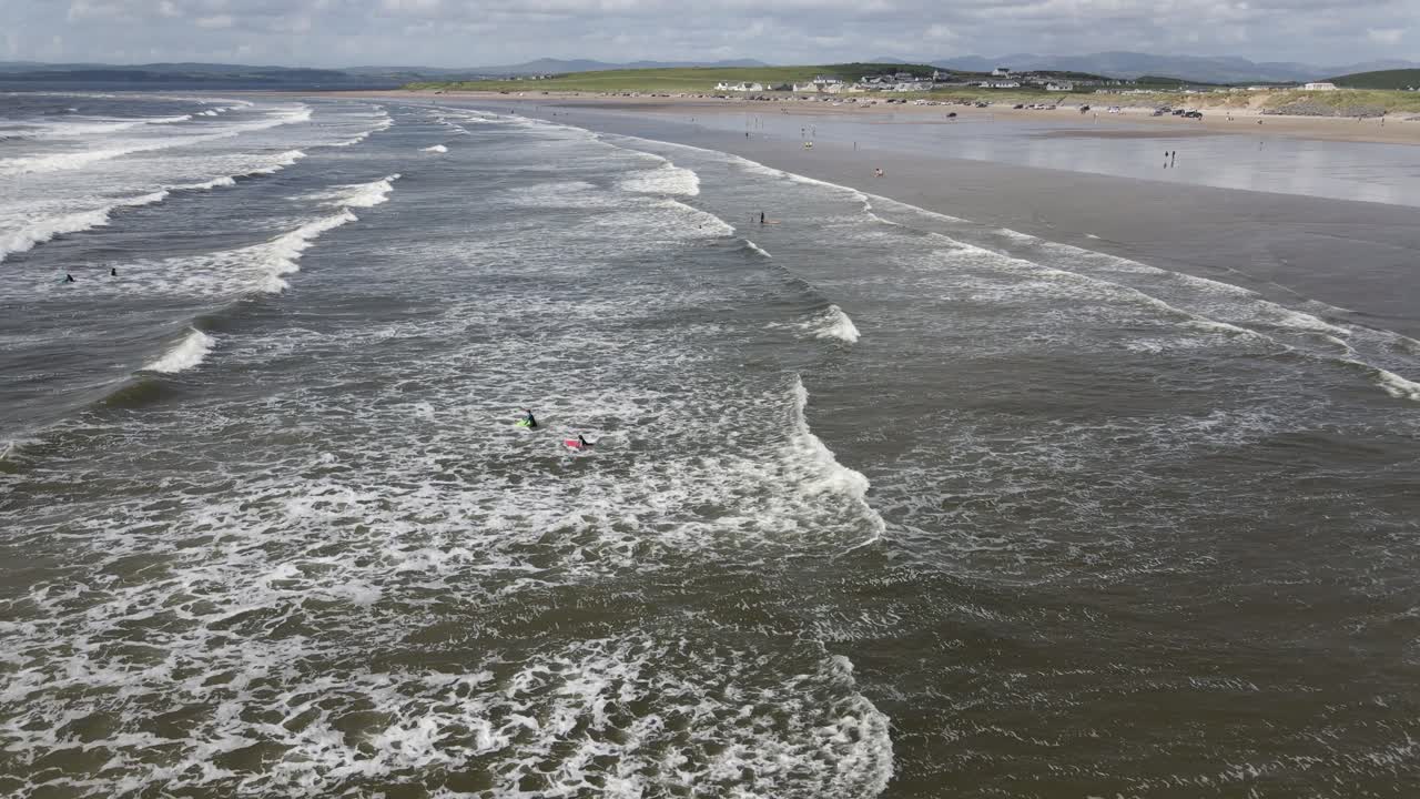 toma de drones de gente surfeando en irlanda