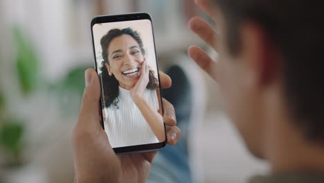 Joven-Teniendo-Video-Chat-Usando-Un-Teléfono-Inteligente-Charlando-Con-Su-Novia-En-La-Pantalla-Disfrutando-De-Una-Conversación-Compartiendo-Estilo-De-Vida-En-Un-Teléfono-Móvil-Relación-De-Larga-Distancia-Orientación-Vertical-4k