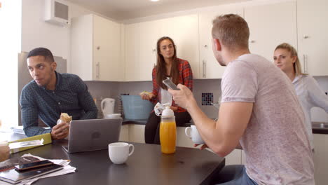 Estudiantes-Relajándose-En-La-Cocina-De-Un-Alojamiento-Compartido