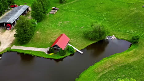 Ikonisches-Ländliches-Gehöft-In-Der-Nähe-Eines-Wasserteichs,-Vergrößerte-Ansicht-Der-Luftumlaufbahn