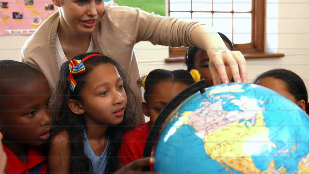 animación de suministros escolares que caen sobre diversos escolares en clase en la escuela